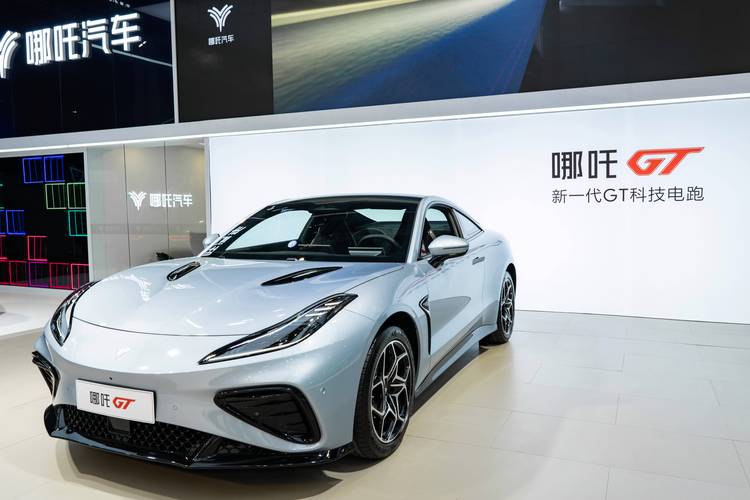 深圳170哪吒汽车在智能汽车领域的表现，领途汽车在新能源汽车市场中的影响力